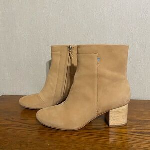 Toms Ankle Boots Womens 8
1/2 Tan Evie Zippered 2 1/2"
Heel Suede Feel